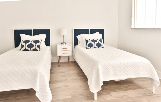  Modern Two Bedroom With Stunning River Views