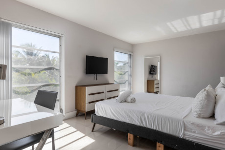 Modern One Bedroom With Stunning River Views