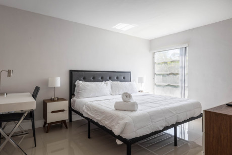 Designer One Bedroom With Stunning River Views